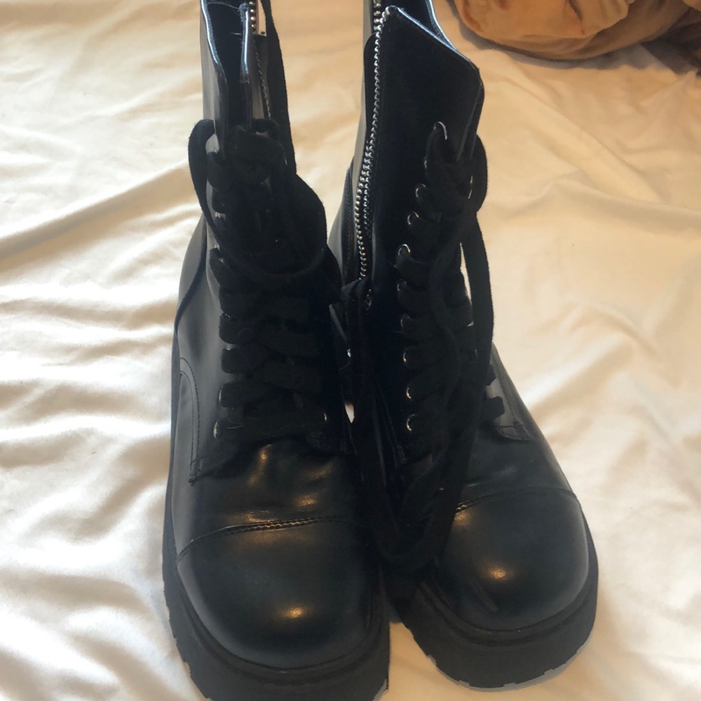 Platform black boots